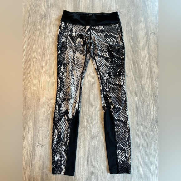 Nike Epic Lux All Over Snake Print Running Leggings Women’s Medium with Pockets. - Picture 2 of 13